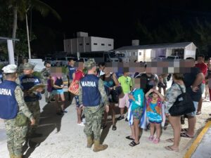 Semar rescata a 38 turistas que estaban a la deriva frente a costas de Quintana Roo