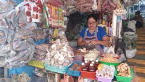 Veladoras aromáticas para atraer amor y prosperidad: negocio tradicional en mercado de Tuxtla