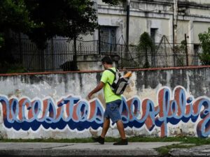 ‘Necesitas ser feliz’, grafiti que resuena en los muros de La Habana, Cuba