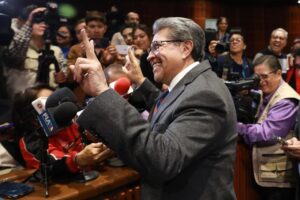 Ricardo Monreal felicitó a los periodistas en su día y destacó su labor informativa