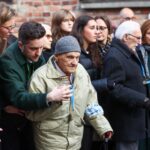 Supervivientes conmemoran con velas y flores la 80ª Liberación de Auschwitz