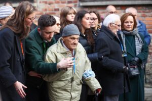 Supervivientes conmemoran con velas y flores la 80ª Liberación de Auschwitz