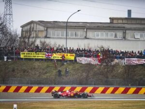 Lewis Hamilton sufre un choque en Barcelona probando con Ferrari