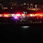 Descartan sobrevivientes tras choque entre avión y helicóptero en Washington