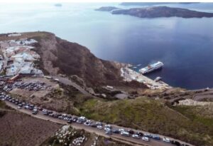 Abandonan isla por ola de temblores en Santorini, Grecia