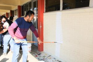 Roberto Solís y su equipo transforman la escuela Plutarco Elías Calles con el programa “Coloreando la Educación”