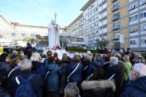 Papa Francisco pasa una noche tranquila en el Gemelli; se esperan resultados de tomografía computarizada