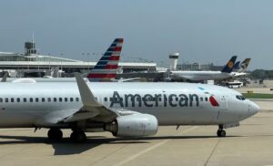 Vuelo de American Airlines interrumpe aterrizaje en aeropuerto de Washington; evita choque con otro avión