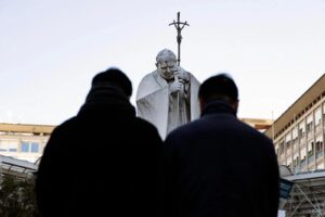 Papa Francisco continúa con fisioterapia respiratoria; se le retira la ventilación mecánica