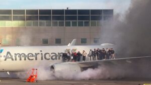 Una docena de heridos por incendio en avión de American Airlines tras aterrizar en EE.UU.