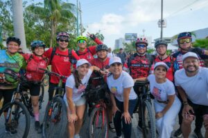 Encabeza Mara Lezama la segunda edición del “Paseo Cancunense” con participación ciudadana en avenidas de Cancún