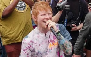 Ed Sheeran sorprende con concierto al aire libre y nueva canción en vivo