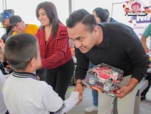 Roberto Solís continúa con la entrega de regalos a estudiantes de Huejotzingo para conmemorar el Día del Niño