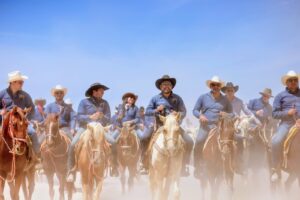 Christian Agúndez reafirma identidad local con su participación en la cabalgata de las Fiestas del Sauzal