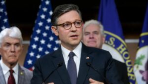 Republicanos buscan cobrar 5% de impuesto a remesas en Estados Unidos