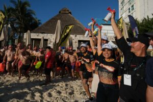 Mara Lezama da toque de salida a 1,502 participantes de “El Cruce”, evento de aguas abiertas, en Cancún